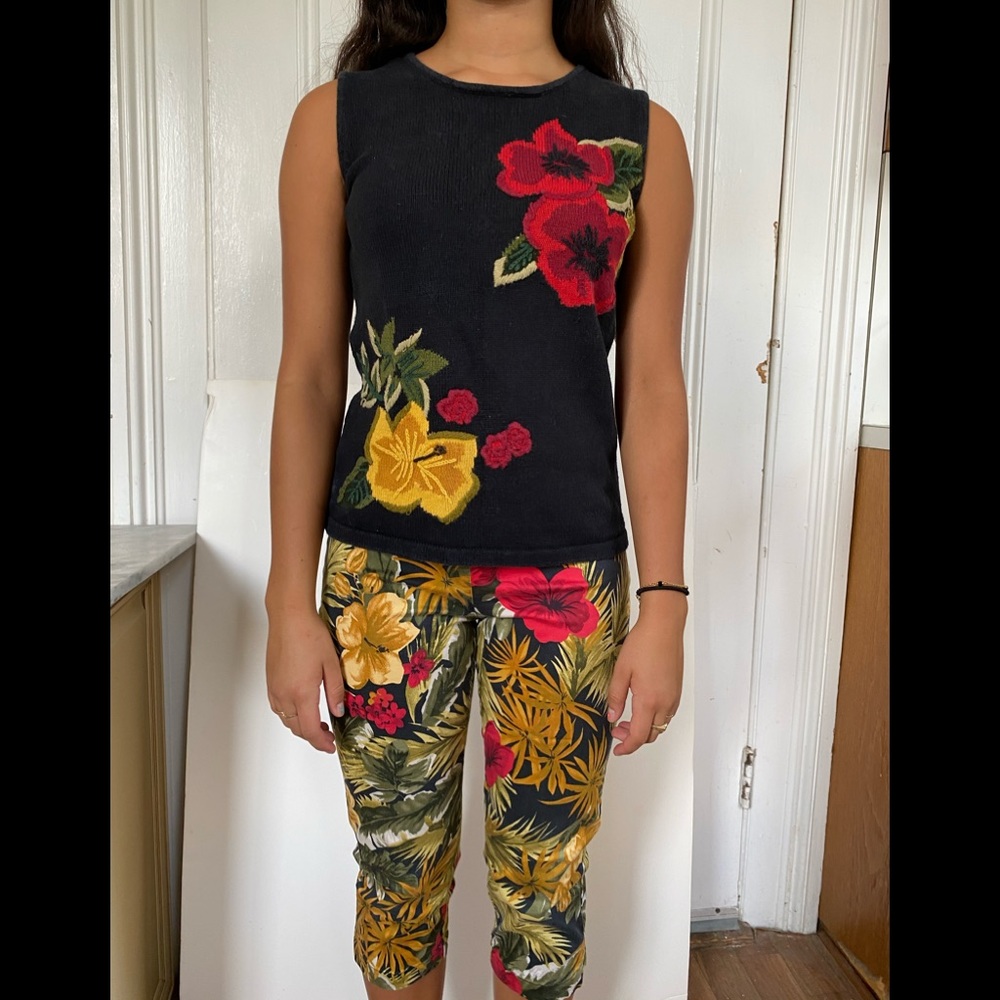 Intarsia sweater shell and matching print Capri